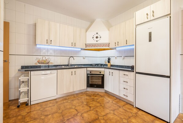 Jääkaappi, mikroaaltouuni, uuni, liesi