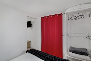 1 chambre, fer et planche à repasser, Wi-Fi gratuit, draps fournis