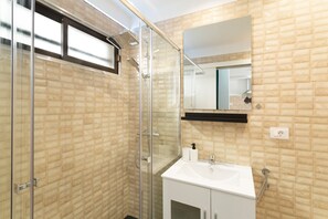 Shower, hair dryer, towels