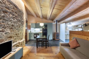 Una televisión, una chimenea