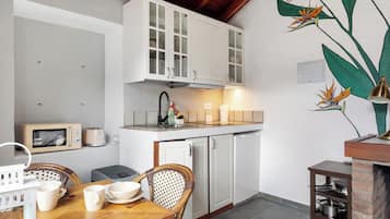 Réfrigérateur, micro-ondes, plaque de cuisson, cafetiÚre/bouilloire