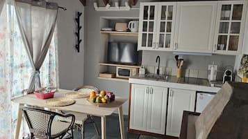 Jääkaappi, mikroaaltouuni, liesi, kahvin-/teenkeitin