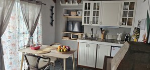 Kylskåp, mikrovågsugn, spishäll och kaffe- och tebryggare