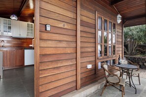 Outdoor dining - Holiday Home 'La Cabaña Del Atardecer' with Sea View, Wi-Fi and Air Conditioning (Los Llanos de Aridane)