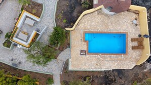 An aerial view of a property with a swimming pool, outdoor seating, and a garden area. - Holiday Home 'La Cabaña Del Atardecer' with Sea View, Wi-Fi and Air Conditioning (Los Llanos de Aridane)