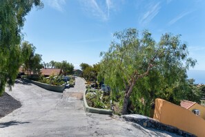 Property grounds - Holiday Home 'La Cabaña Del Atardecer' with Sea View, Wi-Fi and Air Conditioning (Los Llanos de Aridane)