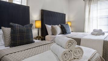 2 habitaciones, escritorio y tabla de planchar con plancha