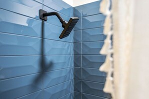 Douche, séchoir à cheveux, serviettes fournies