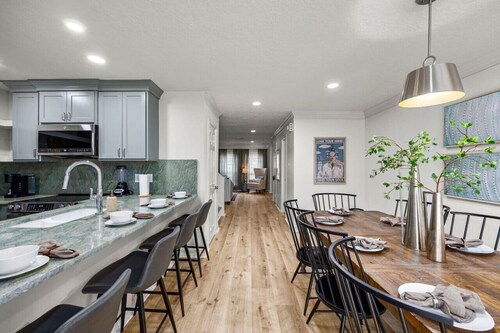 Stylish Montrose Townhome with Music Decor and Sleeps 10
