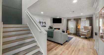 Walkable Montrose 2BR | Music Retreat | Sleeps 10