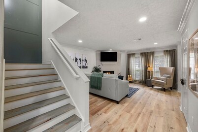 Walkable Montrose 2BR | Music Retreat | Sleeps 10