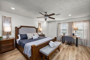 2 Schlafzimmer, Schreibtisch, Bügeleisen/Bügelbrett, Reisekinderbett