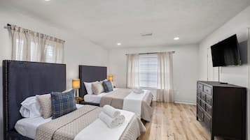 4 habitaciones, escritorio y tabla de planchar con plancha