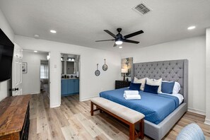 4 bedrooms, desk, iron/ironing board, travel cot