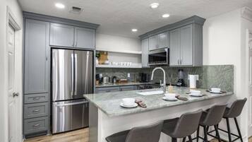 Réfrigérateur, four à micro-ondes, un four, surface de cuisson