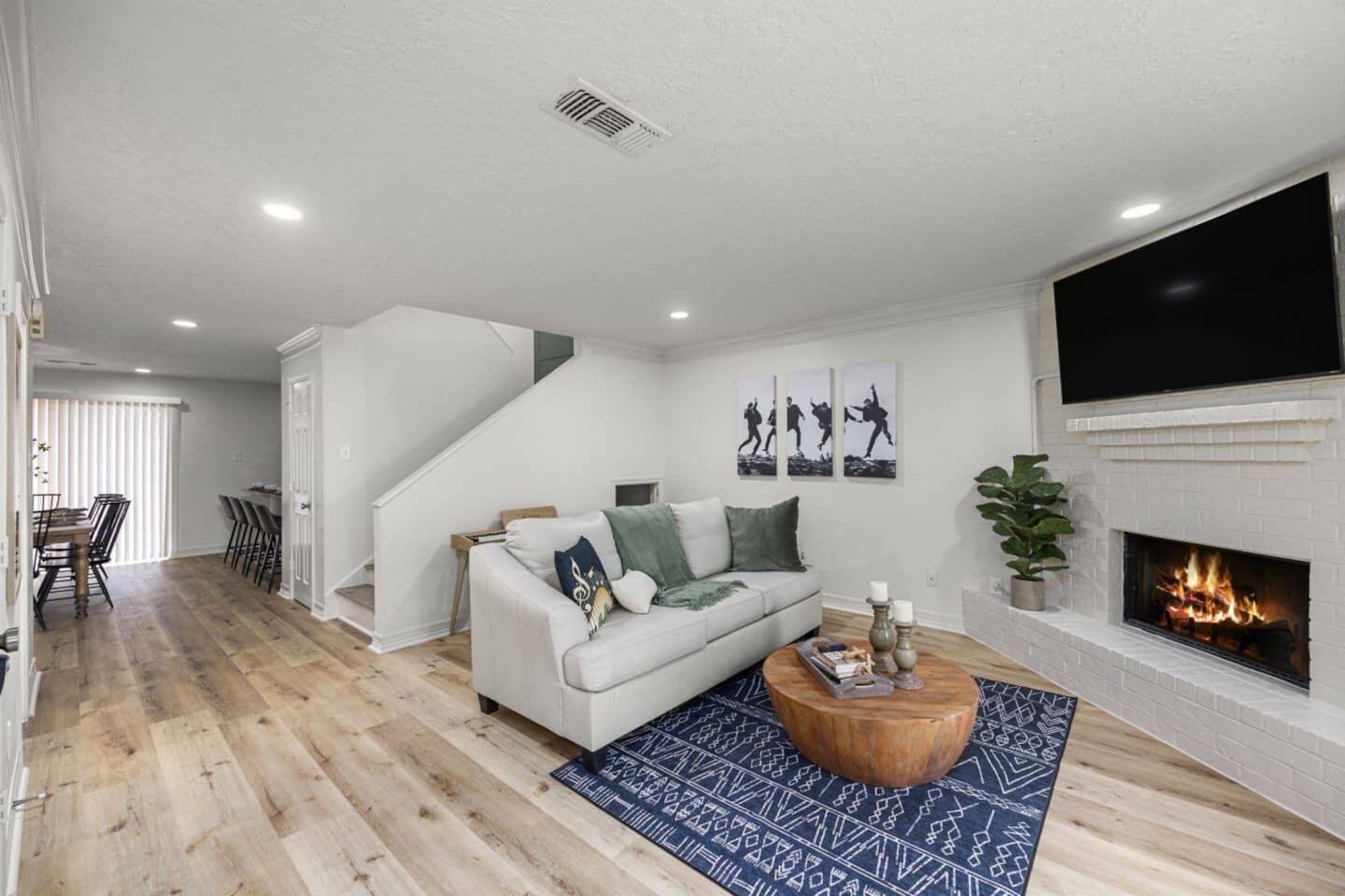 Smart-tv, een open haard, videospelletjes en een muziekbibliotheek