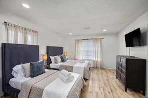 4 habitaciones, escritorio y tabla de planchar con plancha
