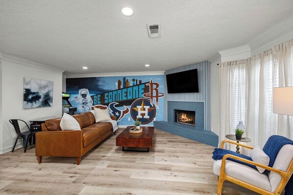 Smart TV, chimenea, videojuegos y biblioteca musical 