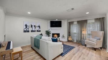 Smart TV, chimenea, videojuegos y biblioteca musical