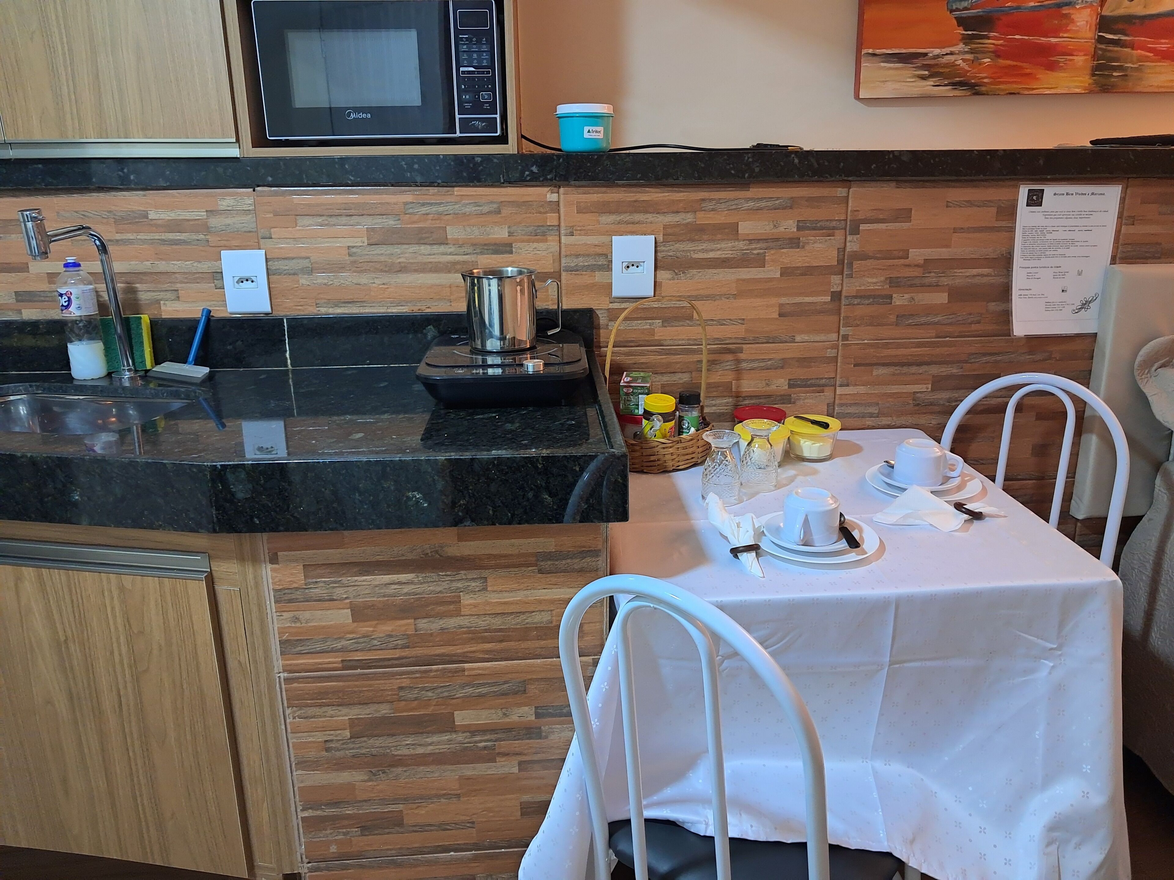 Micro-ondas, liquidificador, talheres/pratos/utensílios de cozinha