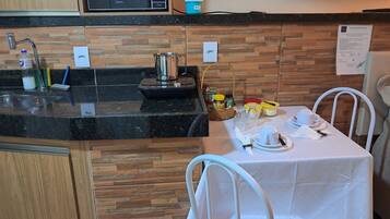 Micro-ondas, liquidificador, talheres/pratos/utensílios de cozinha