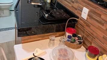 Micro-ondes, blender, batterie de cuisine, vaisselle et ustensiles