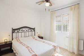 3 quartos, ferros/tábuas de passar roupa, roupa de cama