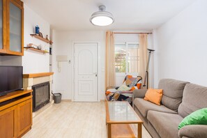 TV, fireplace - Holiday Home 'Casa Fran' with Sea View, Shared Pool and Air Conditioning (Oliva)