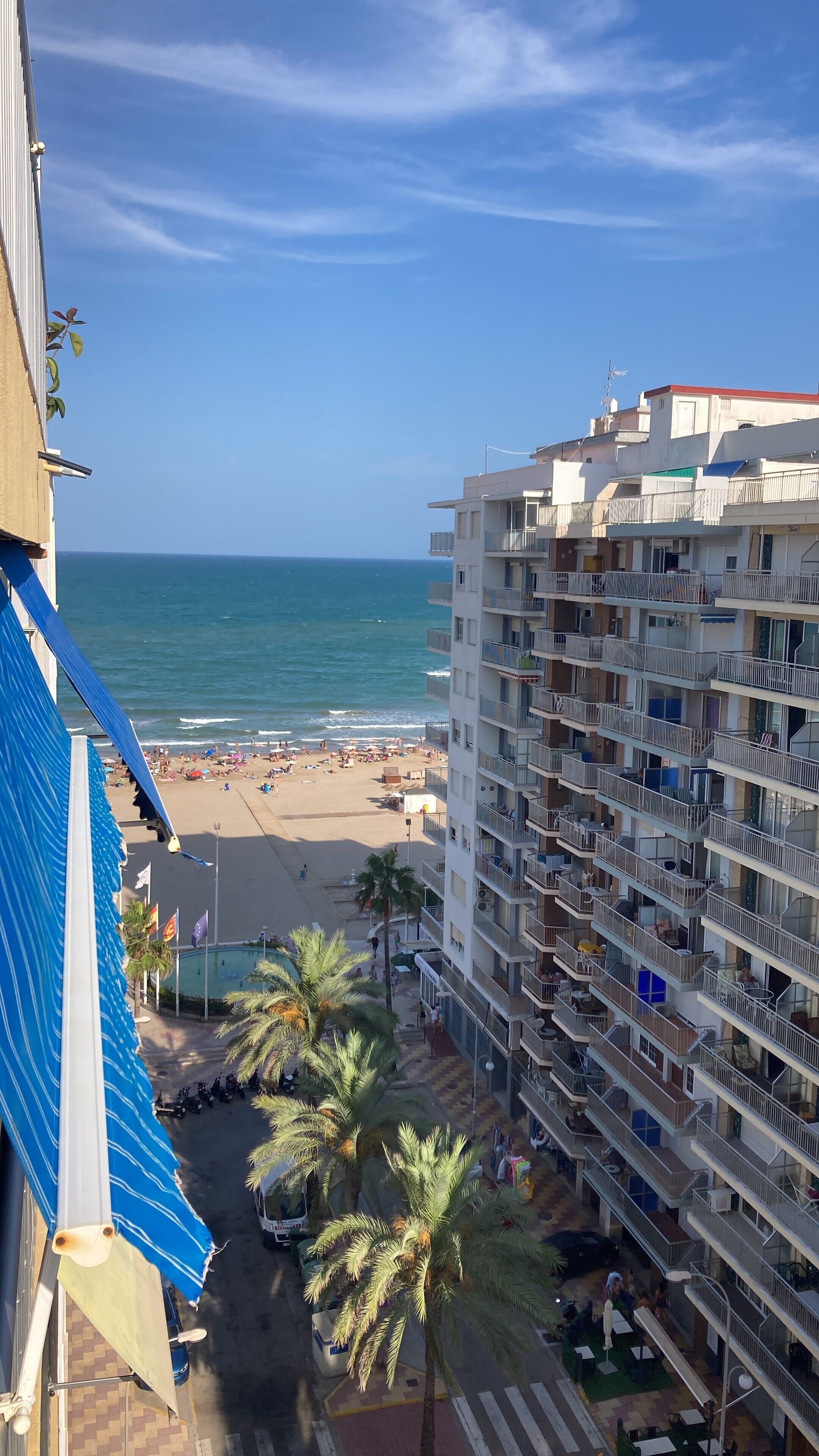 Un hôtel de grande hauteur doté de nombreux balcons donnant sur une plage.
