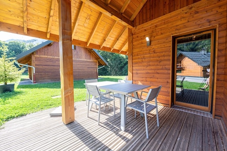 屋外ダイニングエリア. Chalet 'Arclosan - Val De Tamié' with Mountain View, Private Terrace & Wi-Fi