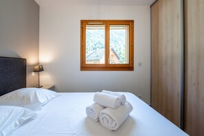 3 bedrooms, iron/ironing board, free WiFi, bed sheets - Chalet 'Arclosan - Val De Tamié' with Mountain View, Private Terrace & Wi-Fi (Faverges)