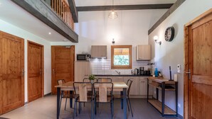 Una cocina moderna con armarios de madera, una mesa de comedor y sillas.