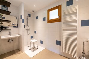 Shower, hair dryer, towels - Chalet 'Belle Etoile - Val De Tamié' with Mountain View, Private Terrace & Wi-Fi (Faverges)