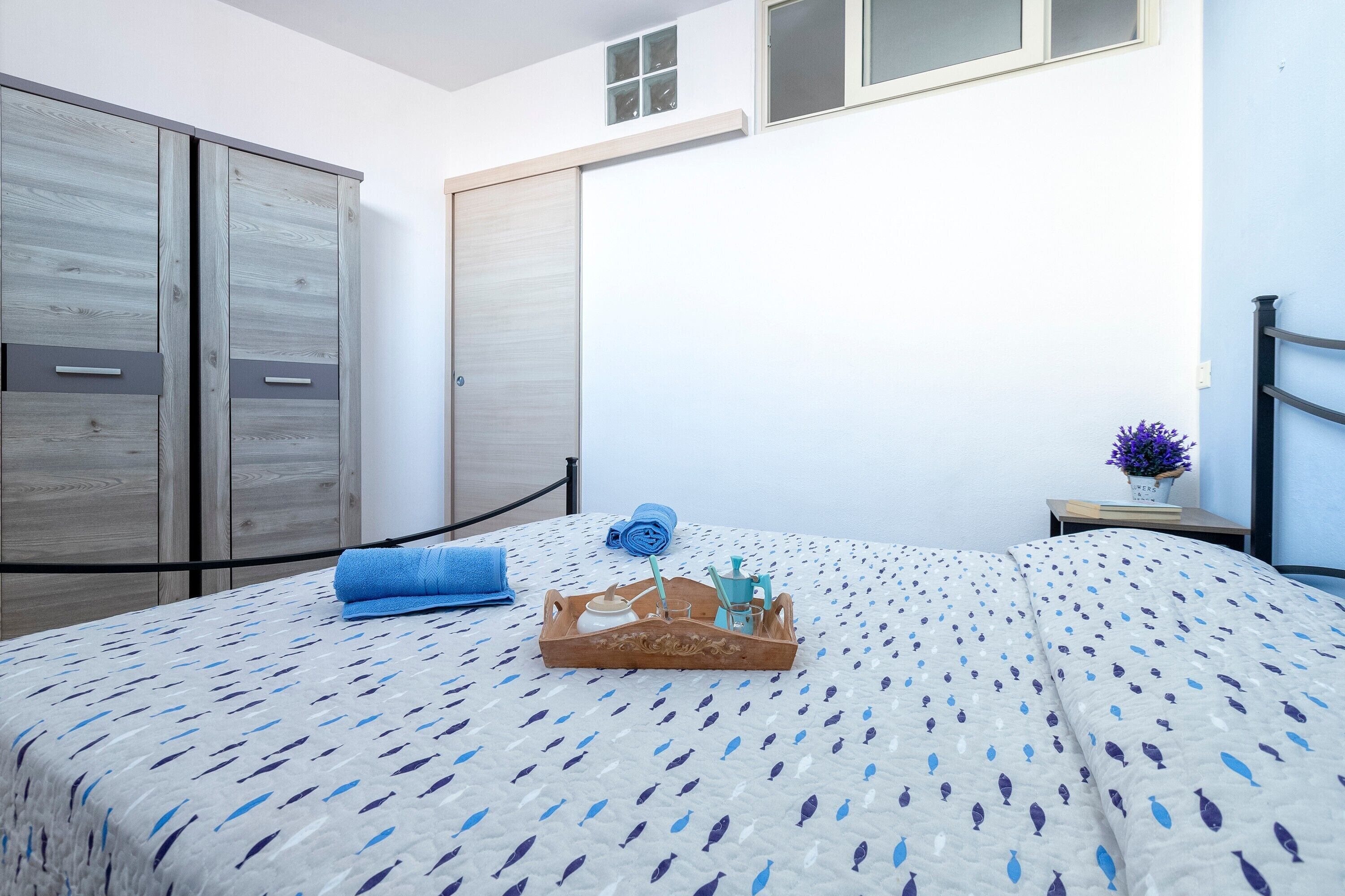 2 bedrooms, iron/ironing board, bed sheets