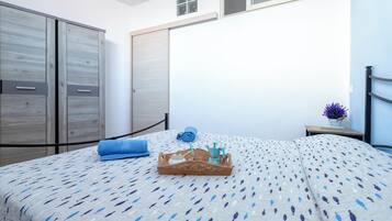 2 habitaciones, tabla de planchar con plancha y ropa de cama