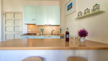 Frigorifero, microonde, forno, piano cottura