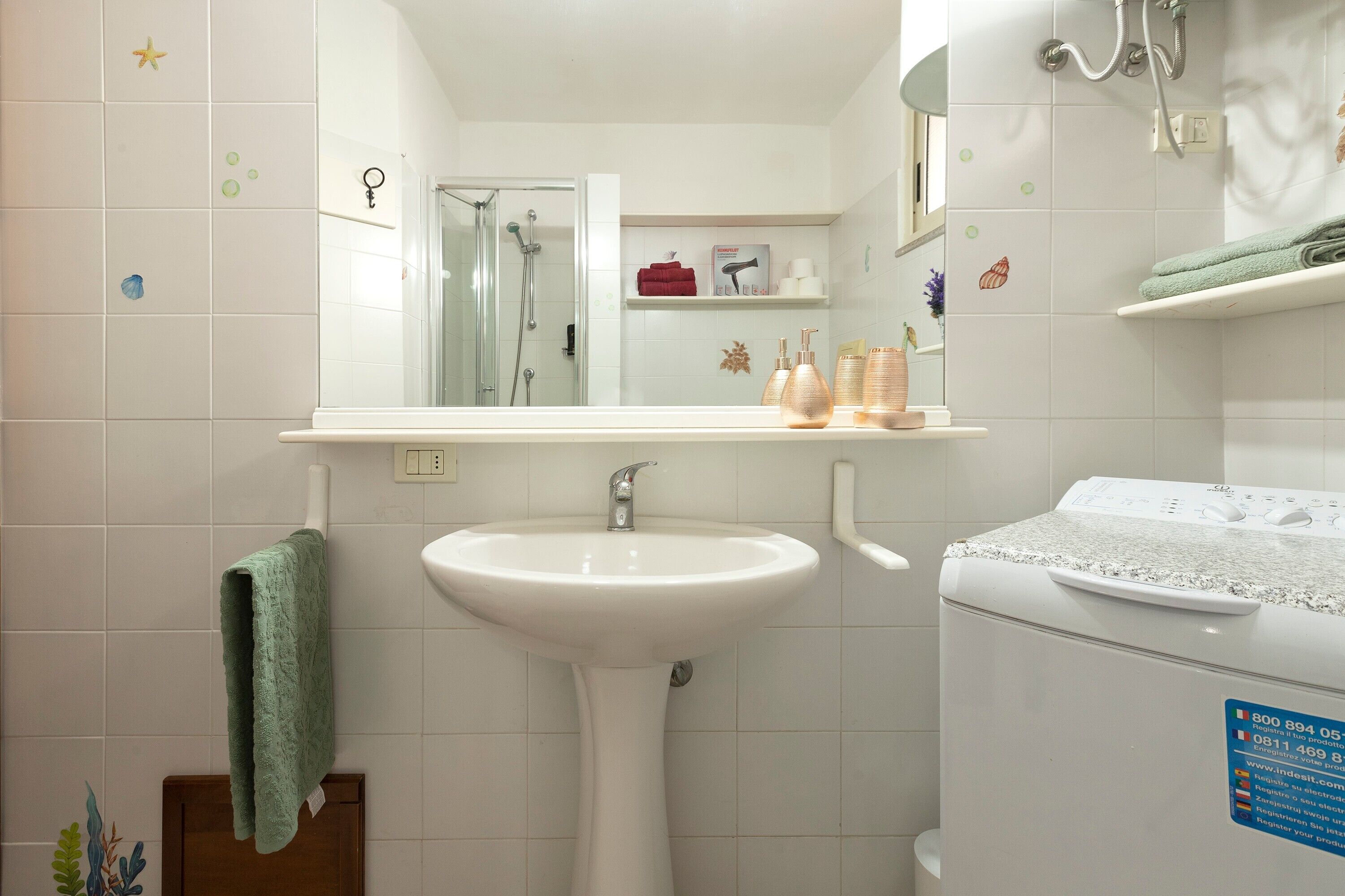 Douche, sèche-cheveux, serviettes fournies