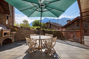 Outdoor dining - Apartment 'Casa Mauro Con Vista Su Aosta' with Mountain View (Aosta)