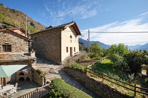 Exterior - Apartment 'Casa Mauro Con Vista Su Aosta' with Mountain View (Aosta)