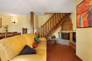 TV, fireplace - Apartment 'Casa Mauro Con Vista Su Aosta' with Mountain View (Aosta)