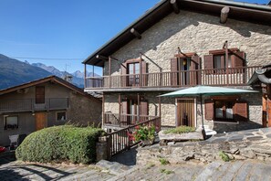 Exterior - Apartment 'Casa Mauro Con Vista Su Aosta' with Mountain View (Aosta)