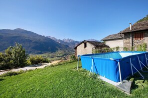Outdoor spa tub - Apartment 'Casa Mauro Con Vista Su Aosta' with Mountain View (Aosta)
