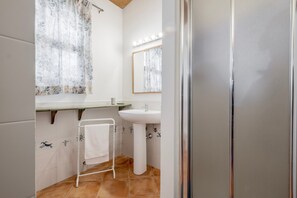 Douche, sèche-cheveux, serviettes fournies