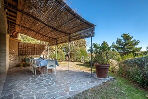 Outdoor dining - Villa 'Sunflower' with Private Garden and Wi-Fi (Capalbio)