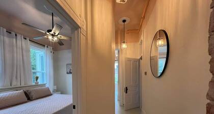 Romantic 2bd upstairs apt Wifi SmartTV, Kitchen