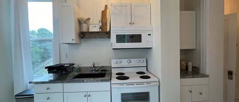 Réfrigérateur, micro-ondes, four, plaque de cuisson