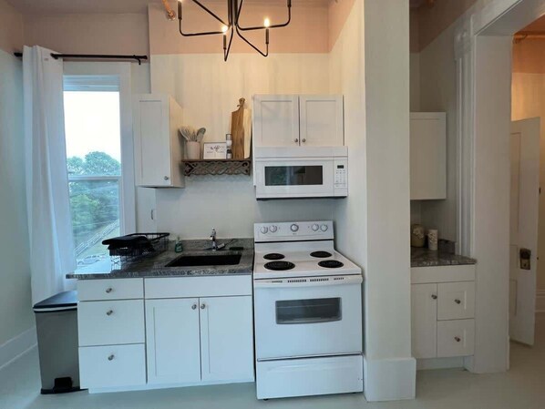 Jääkaappi, mikroaaltouuni, uuni, liesi