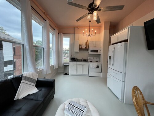 Romantic two bedroom upstairs apt Fast Wifi Smart TV King Beds