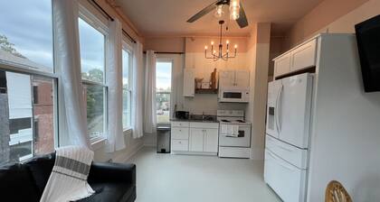 Romantic two bedroom upstairs apt Fast Wifi Smart TV King Beds