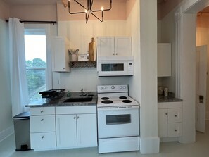 Kühlschrank, Mikrowelle, Ofen, Herdplatte